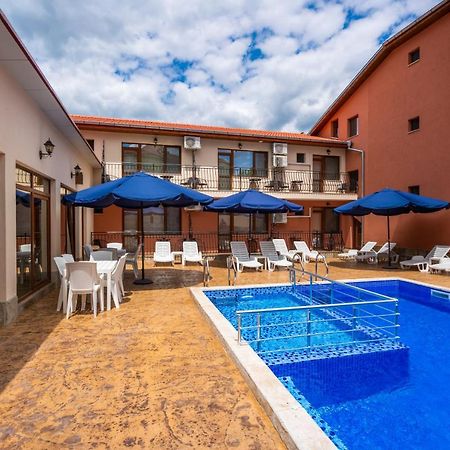 Family Hotel Preslav Exterior photo