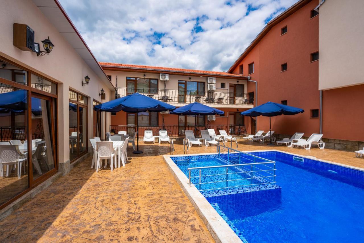 Family Hotel Preslav Exterior photo