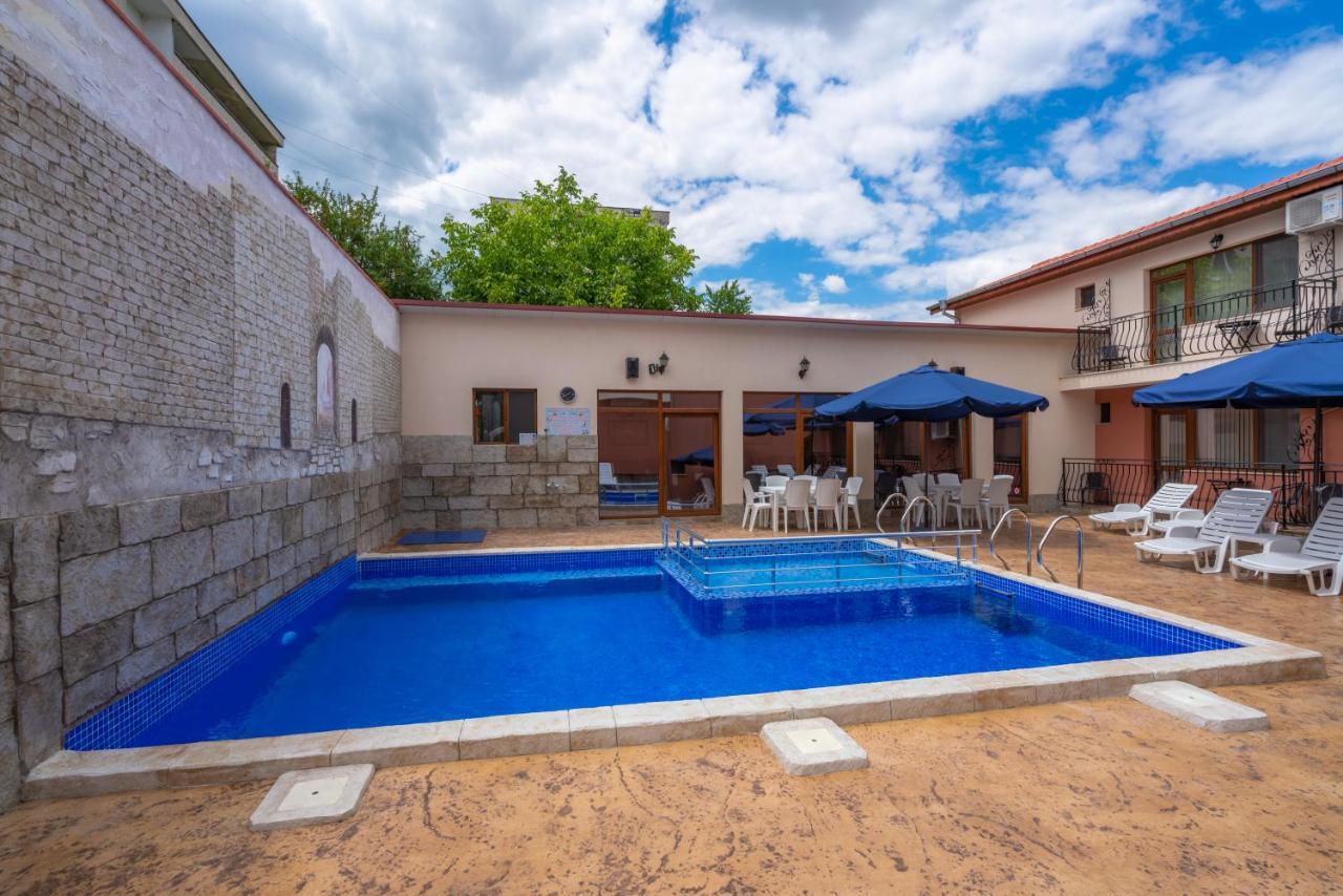 Family Hotel Preslav Exterior photo