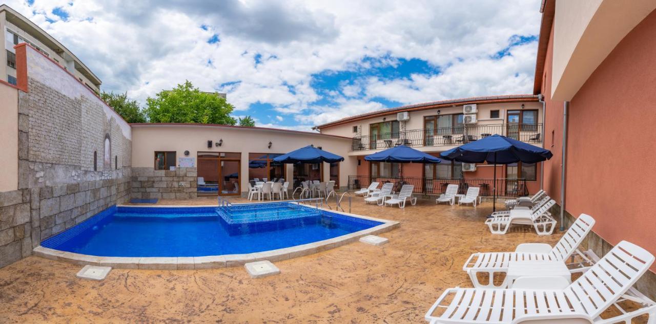 Family Hotel Preslav Exterior photo