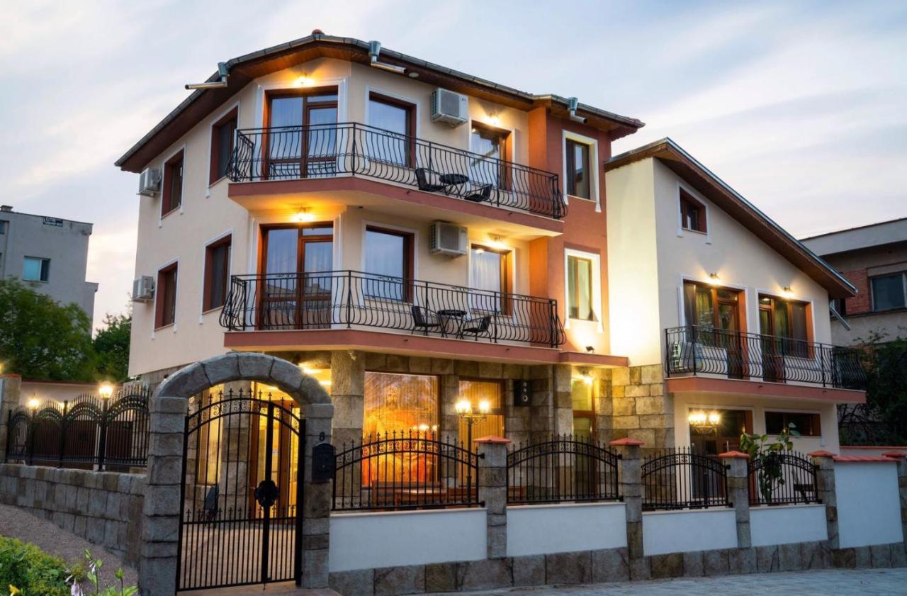 Family Hotel Preslav Exterior photo